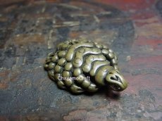 画像2: チベット・蠍の真鍮製トクチャ（護符）銅製 (2)