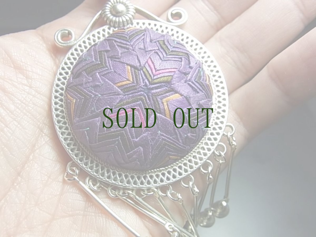 画像7: 貴州省ミャオ族の古刺繍ペンダントトップ　(ミャオ銀製)　 (7)