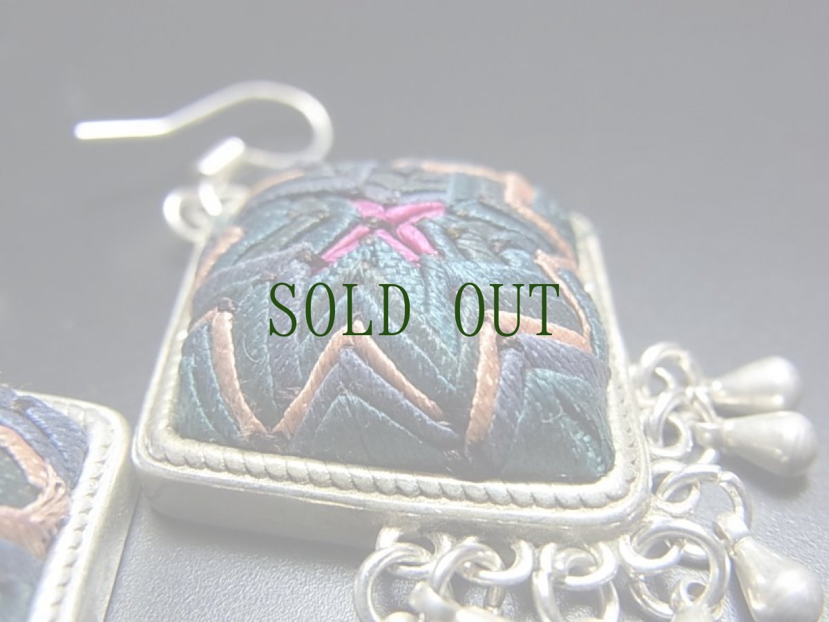 画像2: 貴州ミャオ族の苗銀製・刺繍古裂ピアス　 (2)