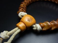 画像8: チベット・蛇骨と老料器グル玉、ヤク革紐の念珠ブレスレット (8)