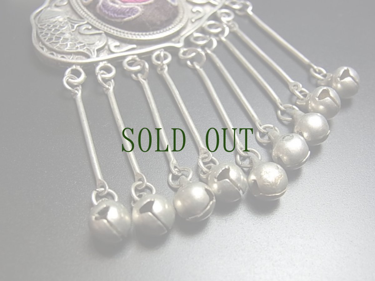 画像4: 貴州省ミャオ族の古刺繍ペンダントトップ　(ミャオ銀製)　 (4)