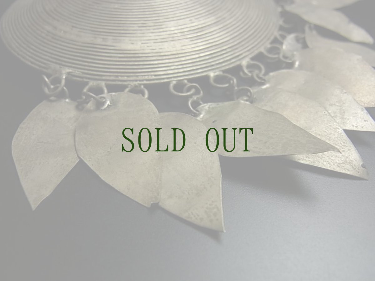 画像4: 苗族（ミャオ族）のネックレストップ　（渦巻・菅笠・乳釘紋）　ビンテージ・苗銀製 (4)