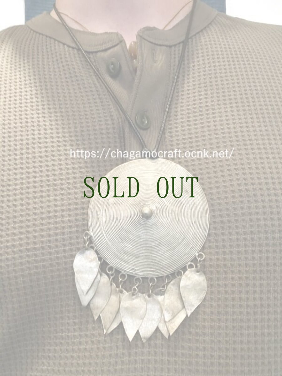 画像8: 苗族（ミャオ族）のネックレストップ　（渦巻・菅笠・乳釘紋）　ビンテージ・苗銀製 (8)