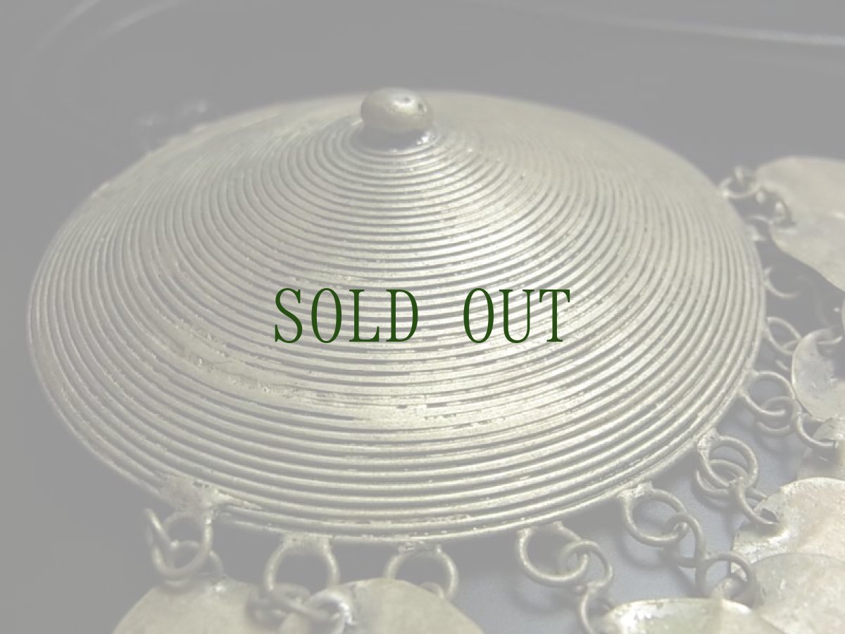 画像3: 苗族（ミャオ族）のネックレストップ　（渦巻・菅笠・乳釘紋）　ビンテージ・苗銀製 (3)