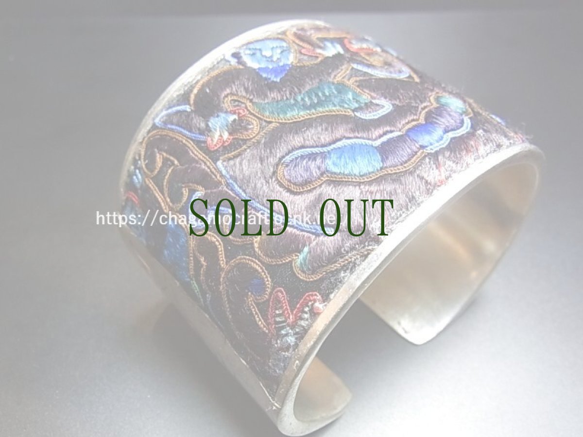 画像2: 貴州省ミャオ族の古刺繍バングル(ミャオ銀)・【水牛と人】・剪紙破線繍/ Split thread stitch (2)