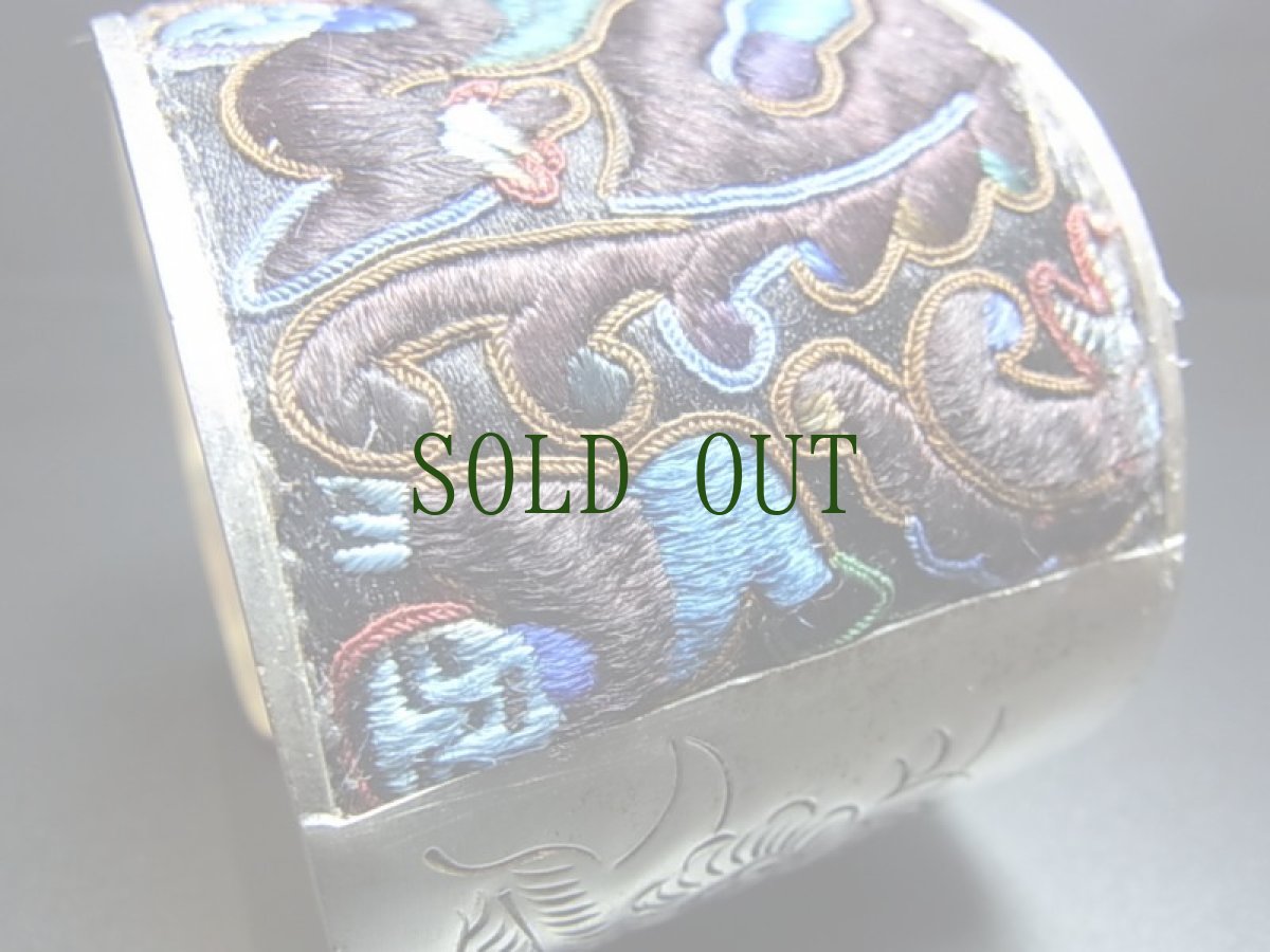 画像5: 貴州省ミャオ族の古刺繍バングル(ミャオ銀)・【水牛と人】・剪紙破線繍/ Split thread stitch (5)