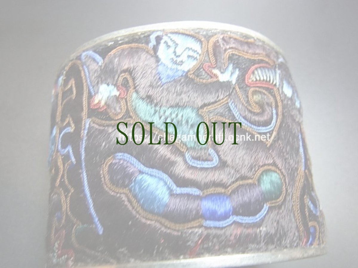 画像4: 貴州省ミャオ族の古刺繍バングル(ミャオ銀)・【水牛と人】・剪紙破線繍/ Split thread stitch (4)