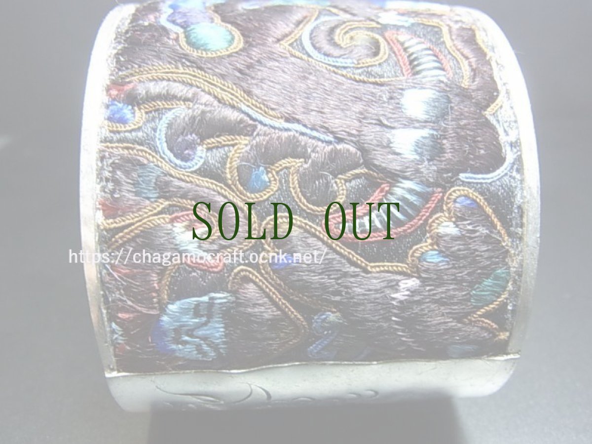 画像3: 貴州省ミャオ族の古刺繍バングル(ミャオ銀)・【水牛と人】・剪紙破線繍/ Split thread stitch (3)