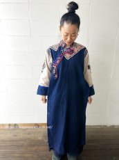 画像7: 彝族・雲南省紅河イ族（Hong he YI  ）刺繍・藍染木綿マオカラードレス（希少アンティーク） (7)