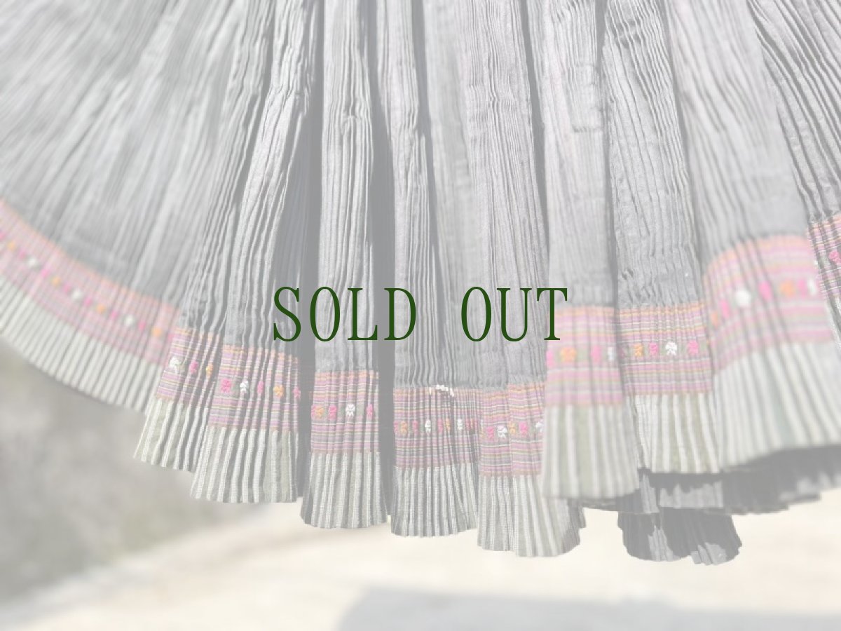 画像3: 貴州省黄平苗族(ミャオ族)　プリーツ巻きスカート（野蚕絹・草木染）ビンテージ (3)