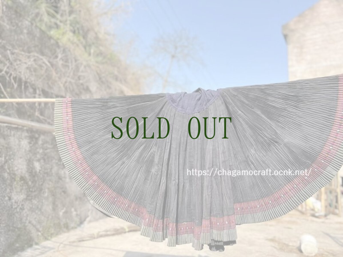 画像2: 貴州省黄平苗族(ミャオ族)　プリーツ巻きスカート（野蚕絹・草木染）ビンテージ (2)