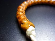 画像5: チベット・蛇骨とルンゴの老料器グル玉、ヤク革紐の念珠ブレスレット (5)