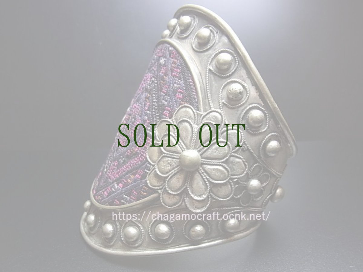 画像2: 貴州省ミャオ族の古刺繍バングル(ミャオ銀) Old embroidery Miao silver bangle (2)