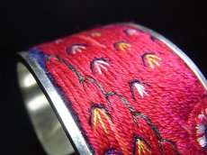 画像4: 貴州省ミャオ族の刺繍古裂バングル(苗銀)　Old embroidery Miao silver bangle　 (4)