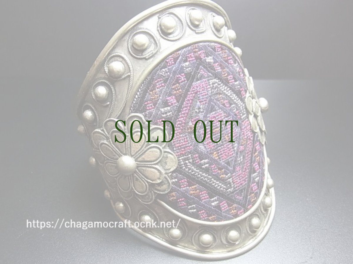 画像1: 貴州省ミャオ族の古刺繍バングル(ミャオ銀) Old embroidery Miao silver bangle (1)