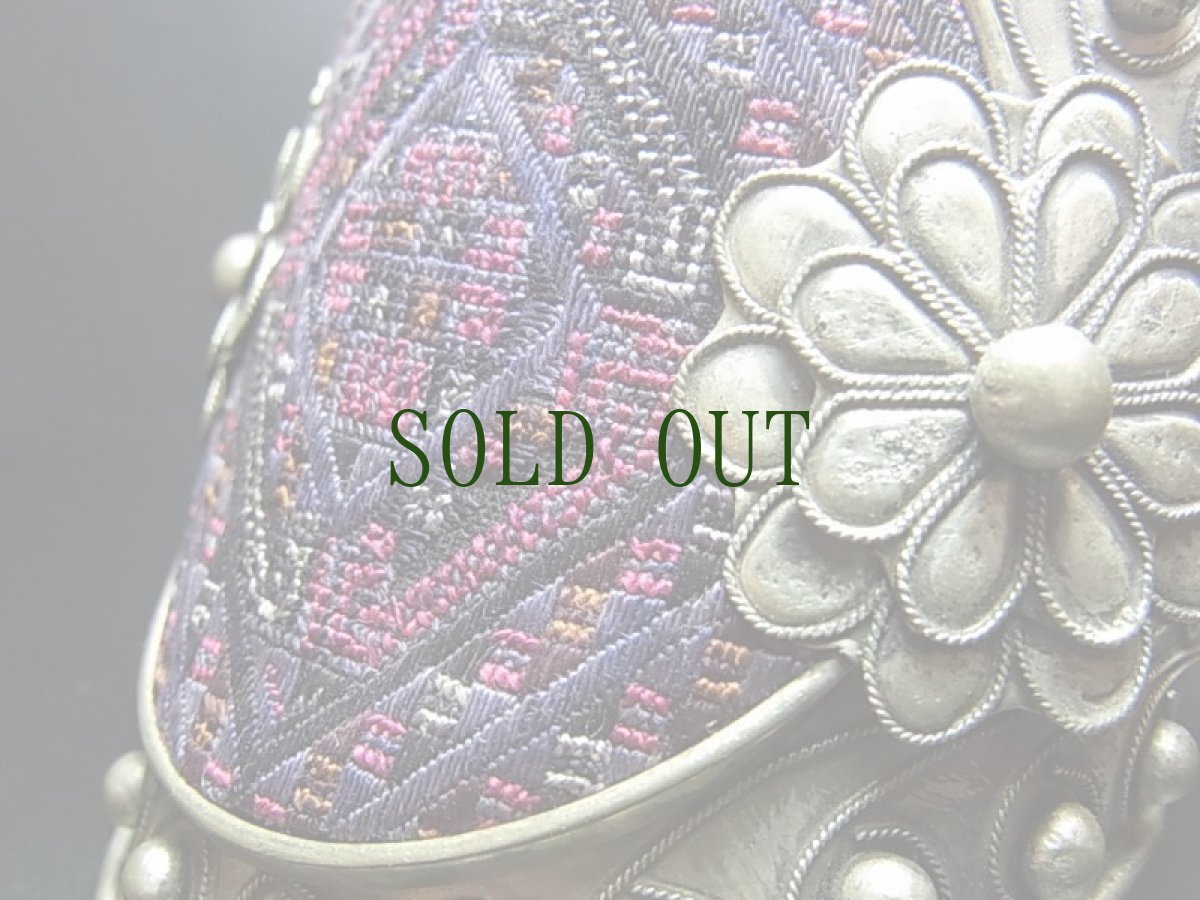 画像4: 貴州省ミャオ族の古刺繍バングル(ミャオ銀) Old embroidery Miao silver bangle (4)