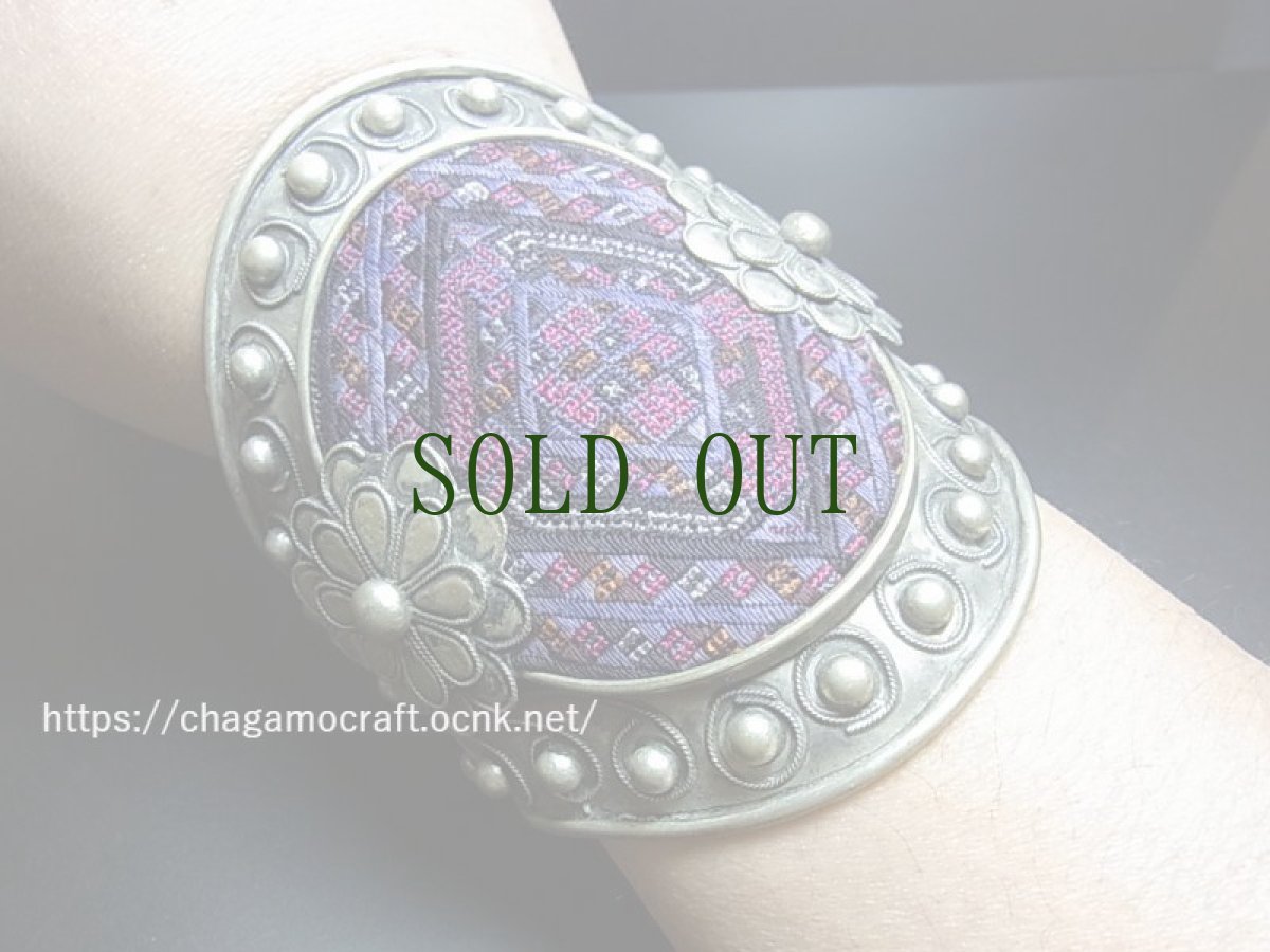 画像6: 貴州省ミャオ族の古刺繍バングル(ミャオ銀) Old embroidery Miao silver bangle (6)