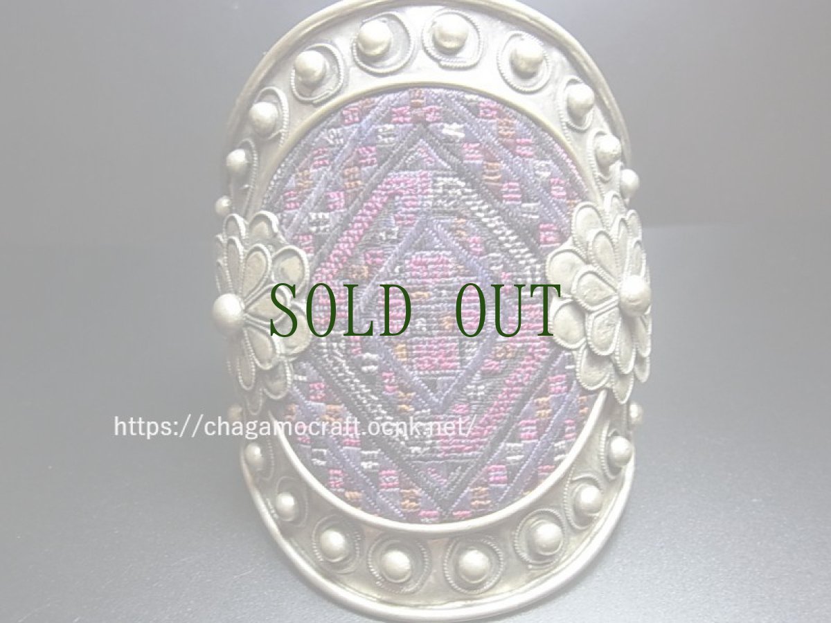 画像3: 貴州省ミャオ族の古刺繍バングル(ミャオ銀) Old embroidery Miao silver bangle (3)