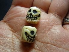 画像4: 料器製　数珠天玉・一対　チベタンスカル・ルンゴ　(tibetan skull )　チベット密教法具 (4)