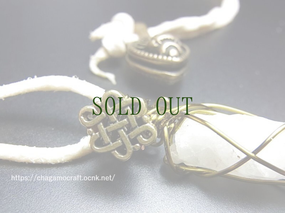 画像2: レムリアンシードのポイントクリスタル（水晶・虹入り）とチベットのエンドレスノット、ヤク革紐、マーカーの首飾り (2)