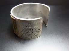 画像4: 貴州省ミャオ族の刺繍古裂バングル(苗銀)　Old embroidery Miao silver bangle　 (4)