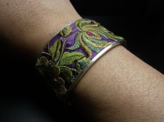 画像5: 貴州省ミャオ族の刺繍古裂バングル(苗銀)　Old embroidery Miao silver bangle　 (5)