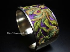 画像1: 貴州省ミャオ族の刺繍古裂バングル(苗銀)　Old embroidery Miao silver bangle　 (1)