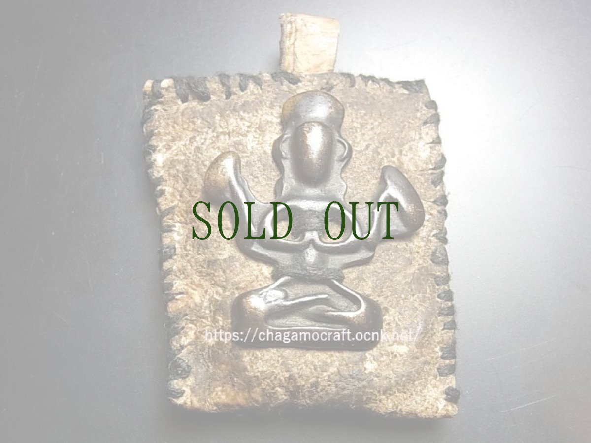 画像2: チベットの護符・四臂観音菩薩（チャンレーシィク・チャクシパ）のトクチャ と革製ガウ　 (2)