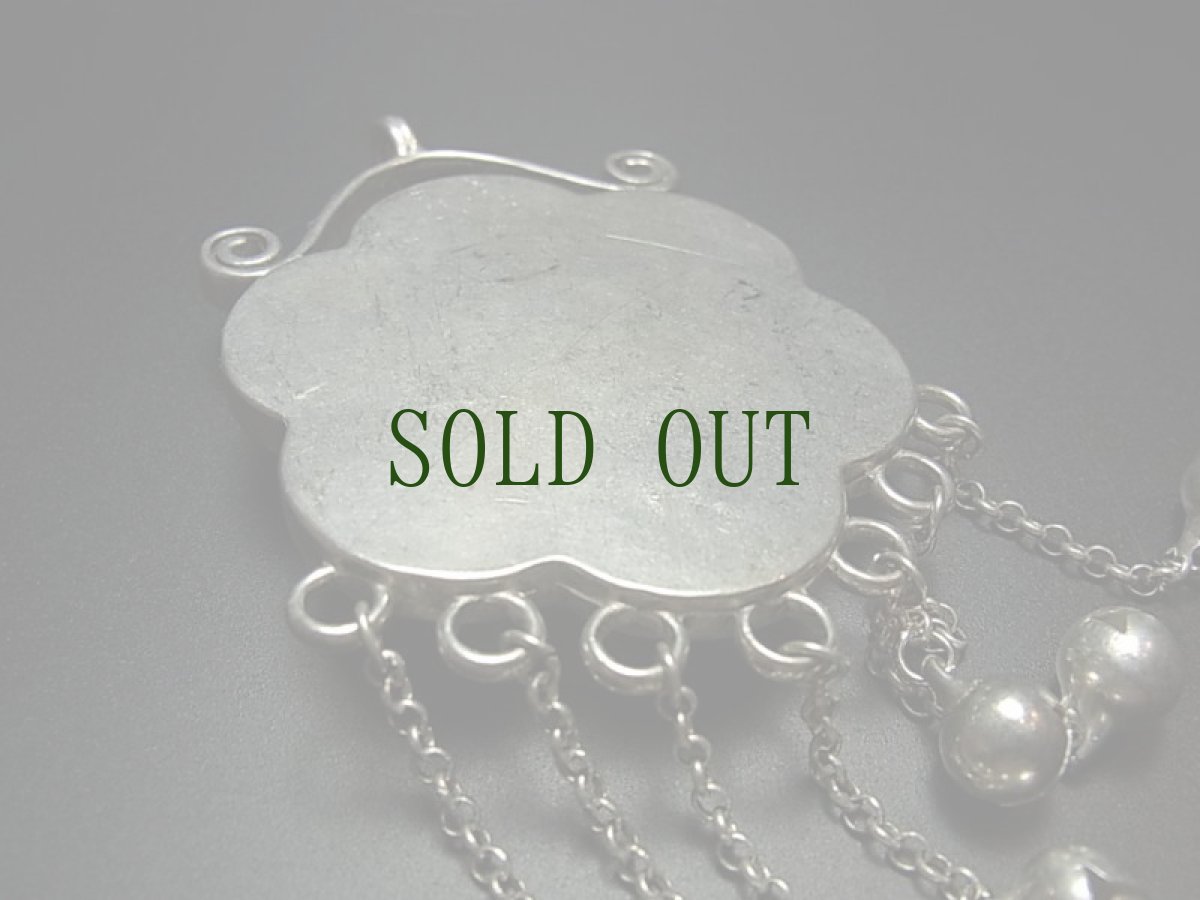 画像5: 貴州省ミャオ族の古刺繍ペンダントトップ　(ミャオ銀製)　【花】鈴付き (5)