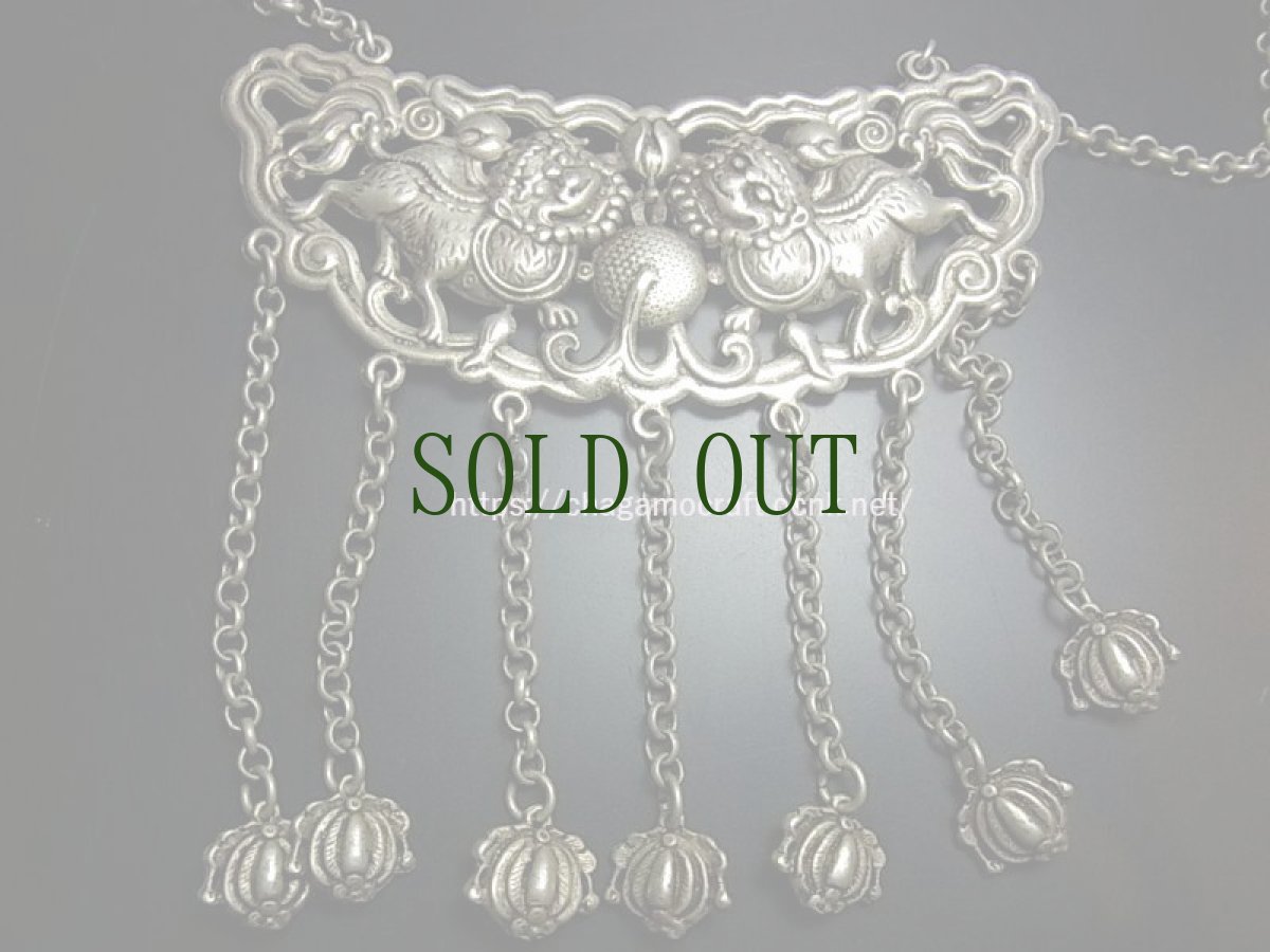 画像8: 貴州ミャオ族のシルバーネックレス(苗銀製)　　聖獣・修狃XiuNiu（牛竜・麒麟・獅子）首飾り (8)