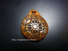 画像1: カパラの根付　羯磨金剛杵と卍紋　（ダブルドルジェ・tibetan old kapala )　チベット密教法具 (1)