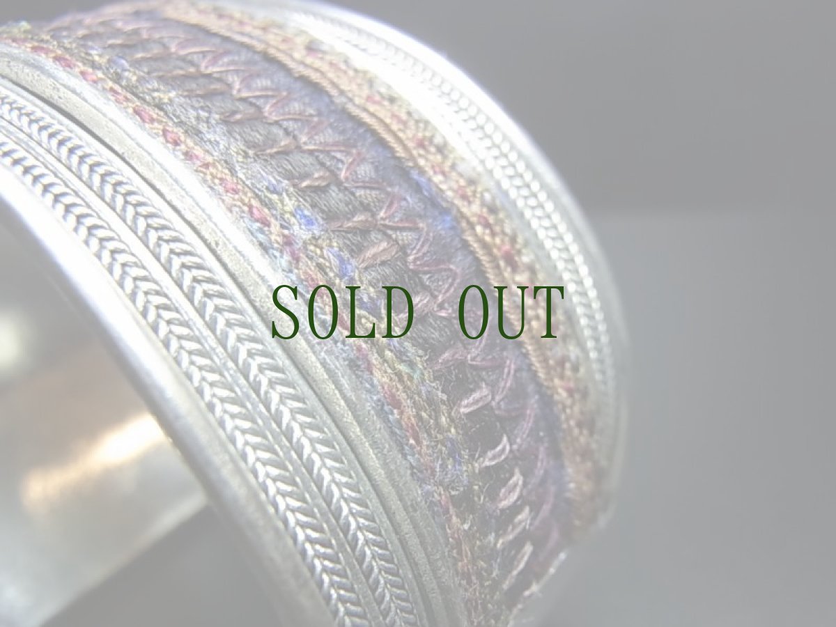 画像4: 貴州省ミャオ族の刺繍古裂バングル(苗銀)　Old embroidery Miao silver bangle　 (4)
