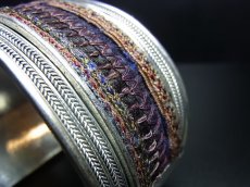 画像4: 貴州省ミャオ族の刺繍古裂バングル(苗銀)　Old embroidery Miao silver bangle　 (4)