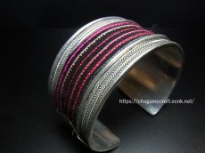 画像2: 貴州省ミャオ族の刺繍古裂バングル(苗銀)　Old embroidery Miao silver bangle　 (2)