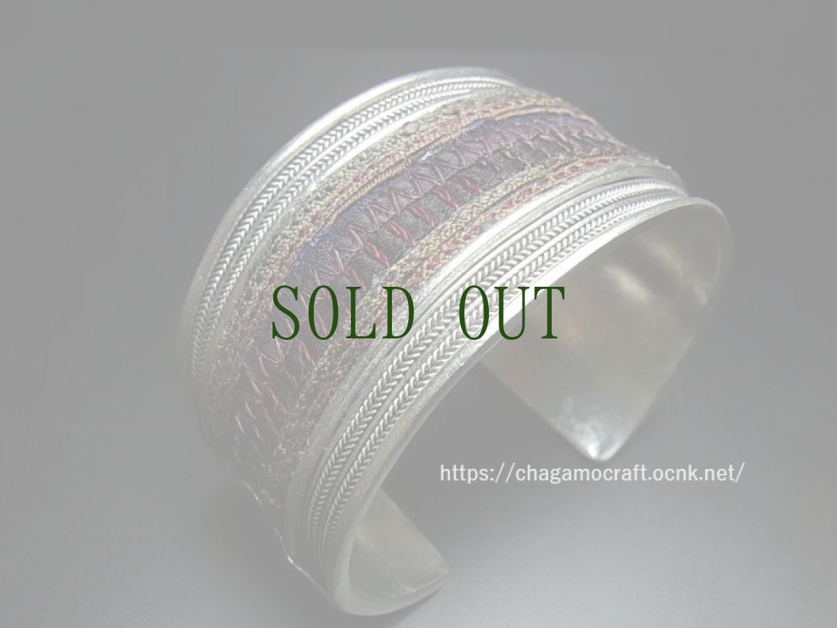 画像2: 貴州省ミャオ族の刺繍古裂バングル(苗銀)　Old embroidery Miao silver bangle　 (2)