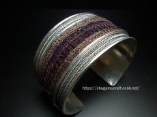 画像2: 貴州省ミャオ族の刺繍古裂バングル(苗銀)　Old embroidery Miao silver bangle　 (2)