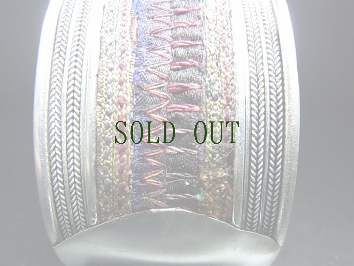 画像3: 貴州省ミャオ族の刺繍古裂バングル(苗銀)　Old embroidery Miao silver bangle　 (3)