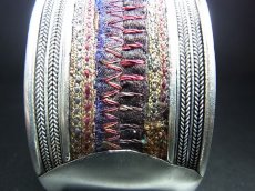 画像3: 貴州省ミャオ族の刺繍古裂バングル(苗銀)　Old embroidery Miao silver bangle　 (3)