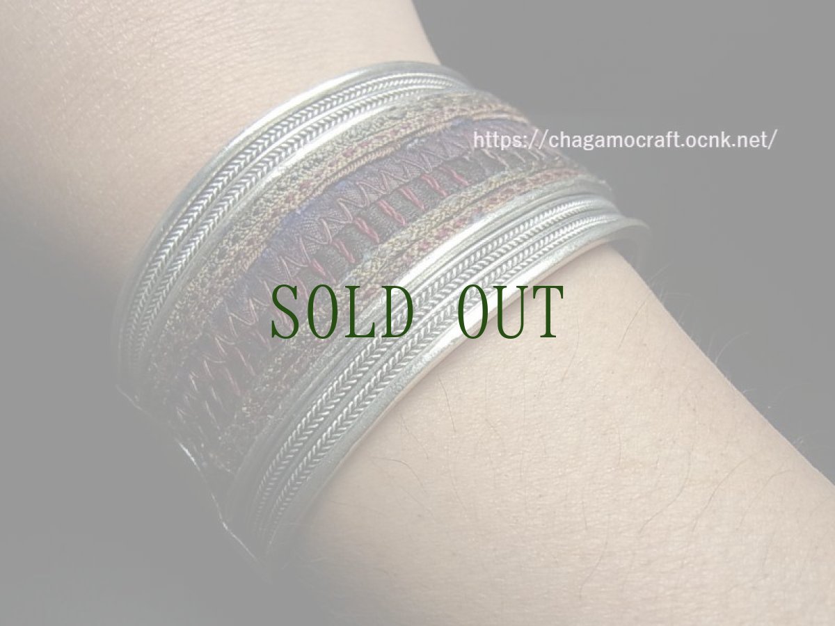 画像6: 貴州省ミャオ族の刺繍古裂バングル(苗銀)　Old embroidery Miao silver bangle　 (6)