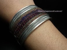 画像6: 貴州省ミャオ族の刺繍古裂バングル(苗銀)　Old embroidery Miao silver bangle　 (6)