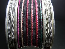 画像3: 貴州省ミャオ族の刺繍古裂バングル(苗銀)　Old embroidery Miao silver bangle　 (3)