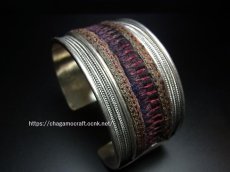 画像1: 貴州省ミャオ族の刺繍古裂バングル(苗銀)　Old embroidery Miao silver bangle　 (1)