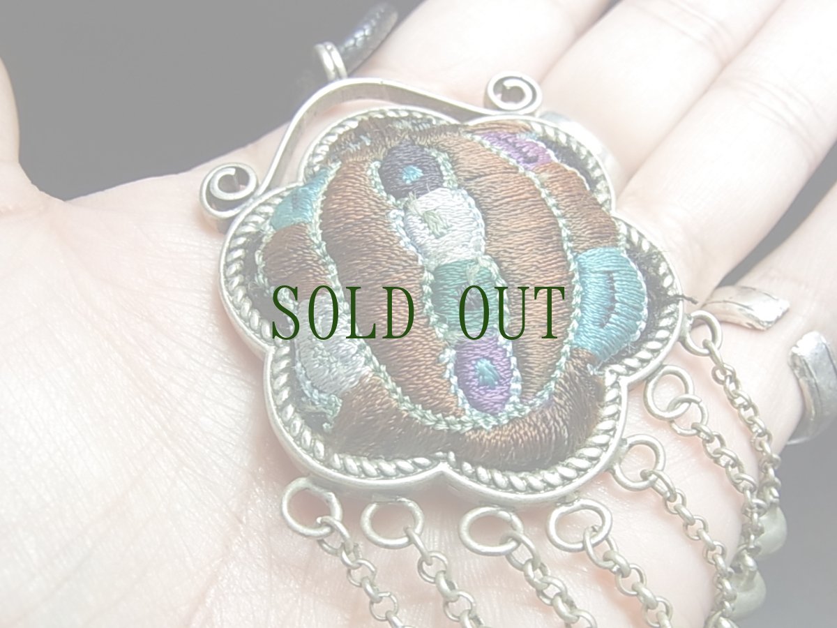 画像8: 貴州省ミャオ族の古刺繍ペンダントトップ (ミャオ銀製) 鈴付き (8)