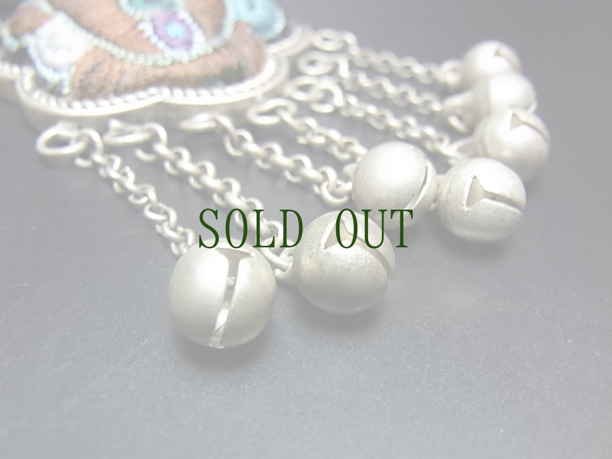 画像5: 貴州省ミャオ族の古刺繍ペンダントトップ (ミャオ銀製) 鈴付き (5)