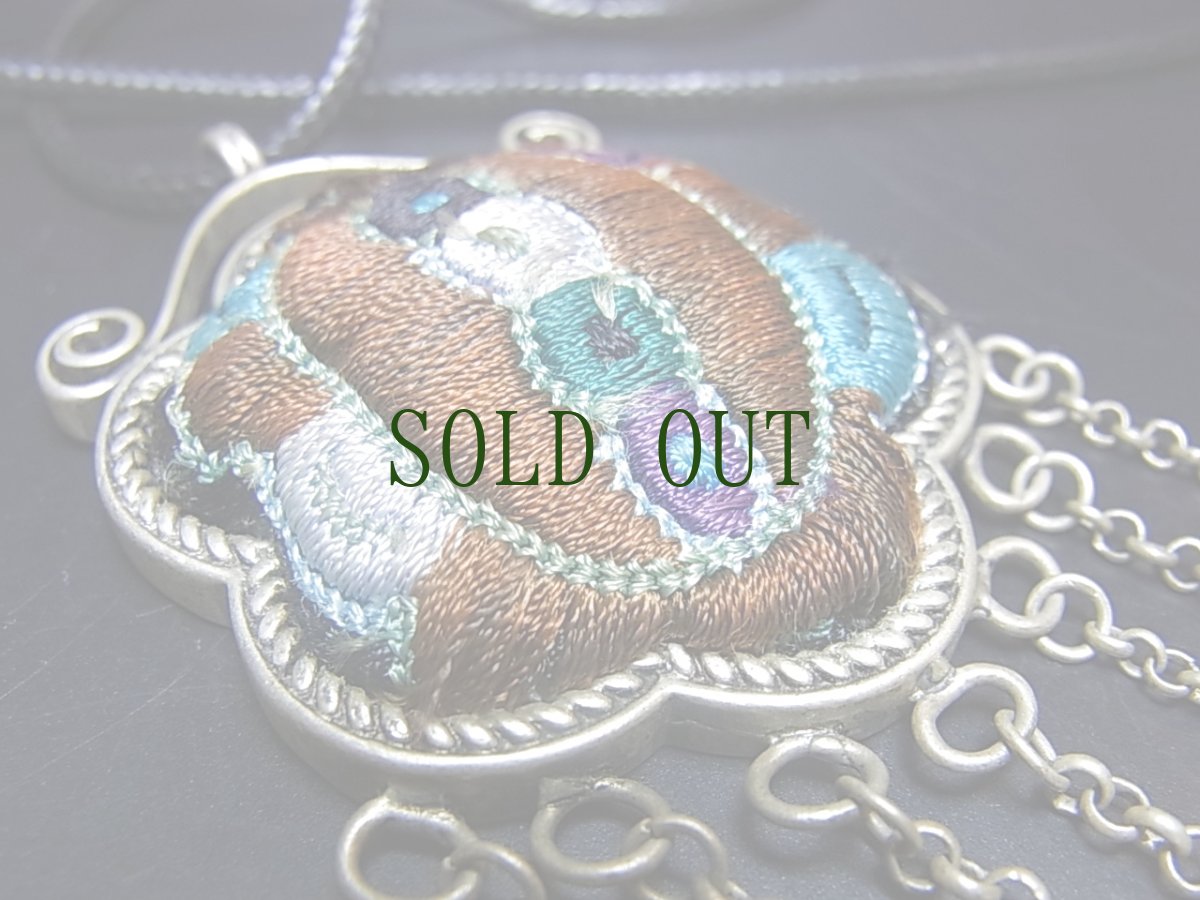 画像4: 貴州省ミャオ族の古刺繍ペンダントトップ (ミャオ銀製) 鈴付き (4)