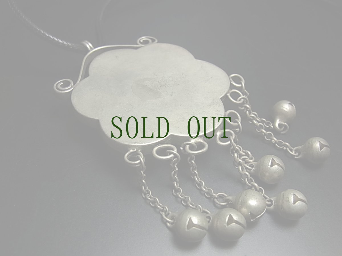 画像7: 貴州省ミャオ族の古刺繍ペンダントトップ (ミャオ銀製) 鈴付き (7)