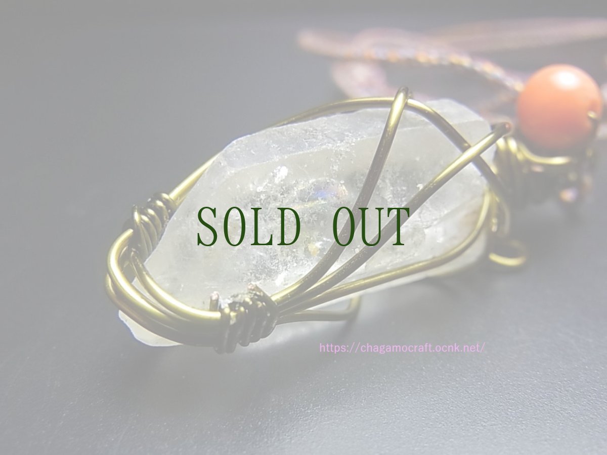 画像3: レムリアンシードのポイントクリスタル(水晶・虹入り)と珊瑚、チベット吉祥紐の首飾り (3)