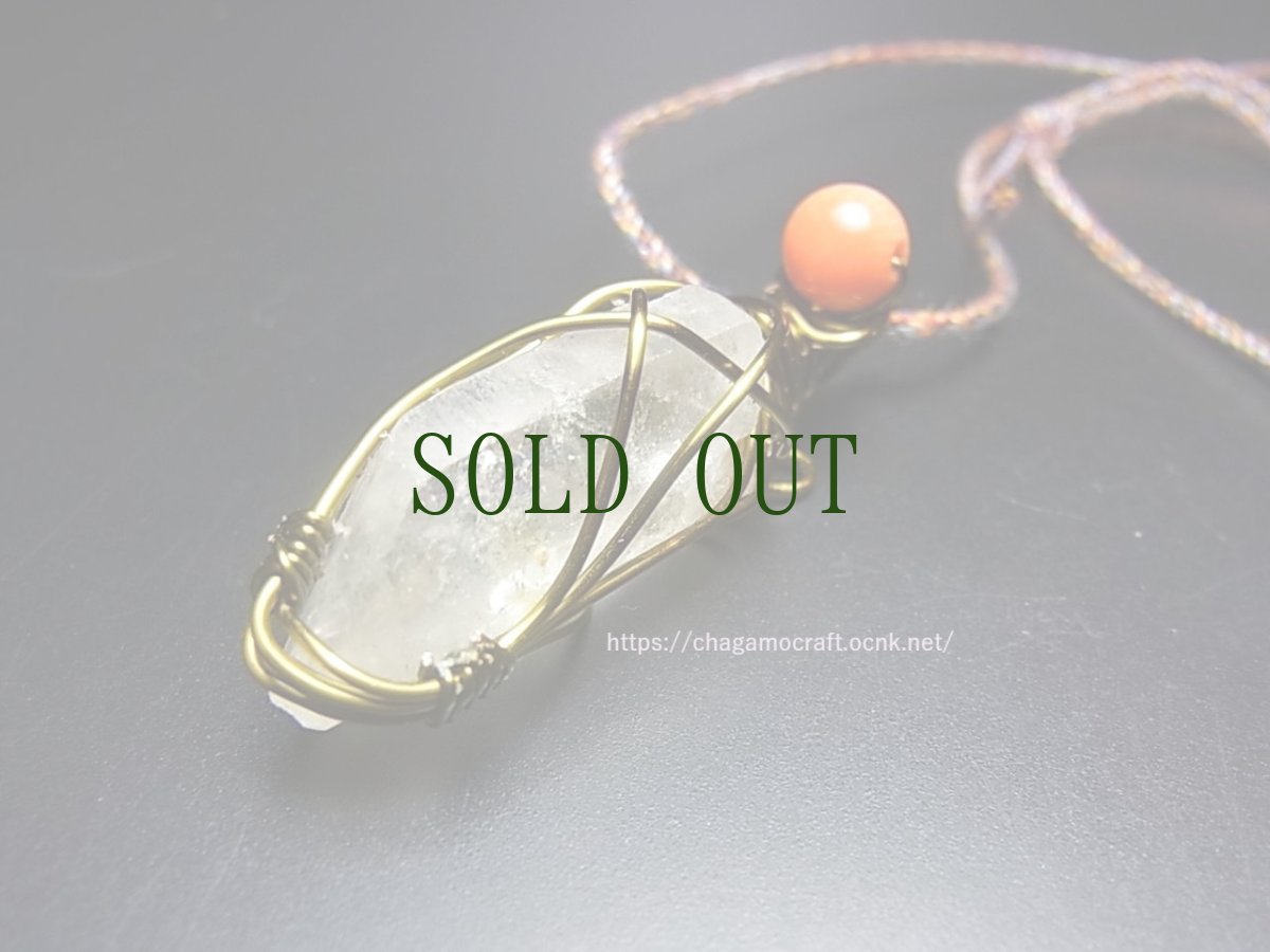 画像2: レムリアンシードのポイントクリスタル(水晶・虹入り)と珊瑚、チベット吉祥紐の首飾り (2)