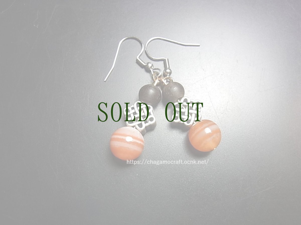 画像2: エンドレスノット（ベルべ・無限の紐）とサードオニキス、沈香（伽羅）のピアス (2)