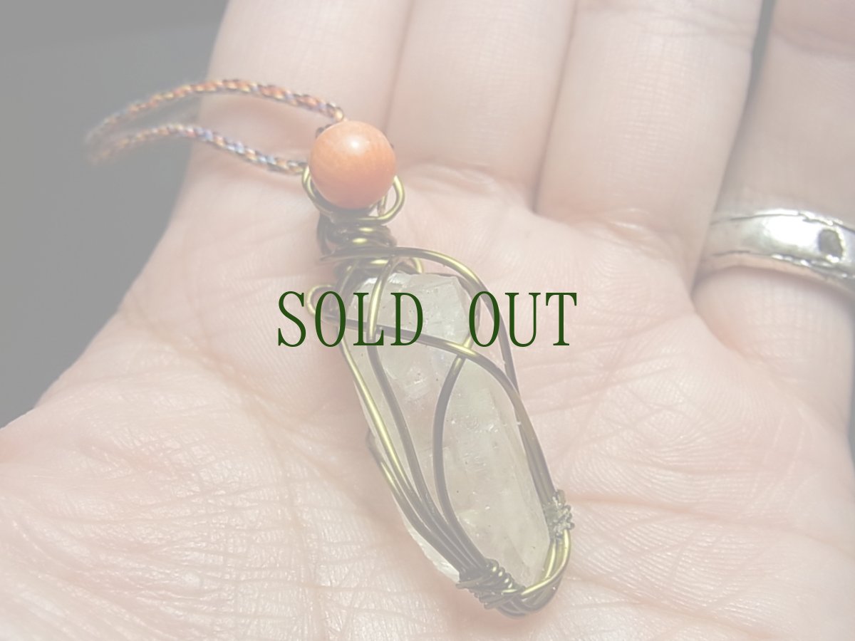 画像8: レムリアンシードのポイントクリスタル(水晶・虹入り)と珊瑚、チベット吉祥紐の首飾り (8)